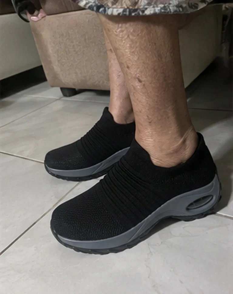 Cliente usando o tênis preto no dia a dia